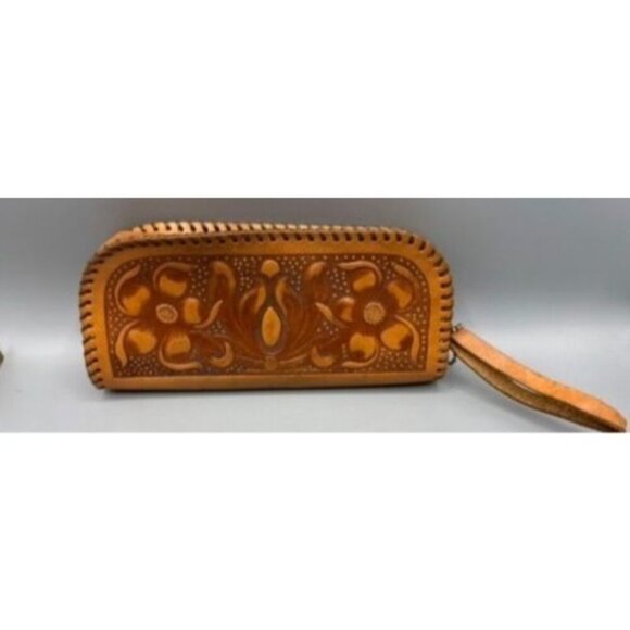 Vtg Handcrafted Tan Tooled Leather Zipper Wallet With Floral Design  Wrist Strap - Picture 1 of 5